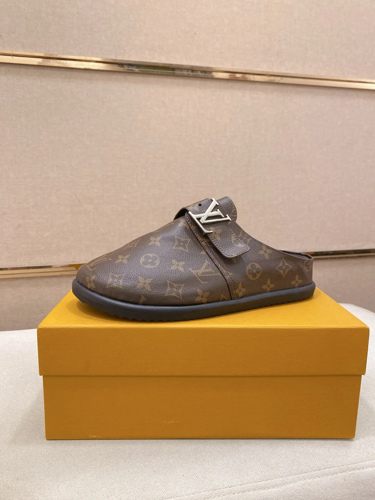 Men's shoes 💰: 360💰Made by LV🔍Top purchasing agents, men's spring and summer slippers are synchronized in the counters. The uppers are made of imported materials from Italy with logo graphics and high-quality craftsmanship. The soles: original soles specially provided by the original factory. The exclusive movable molded soles are super comfortable. Original goods follow the order, 🔍🔍high quality, you can enter and exit the counter at will. Welcome to compare, code number 38-44.